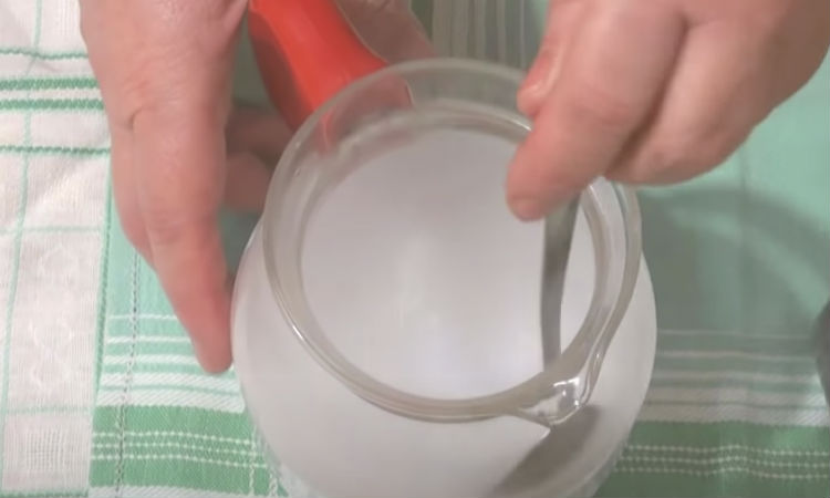 Сыпем обычную соду в фейри: чистим посуду до блеска
