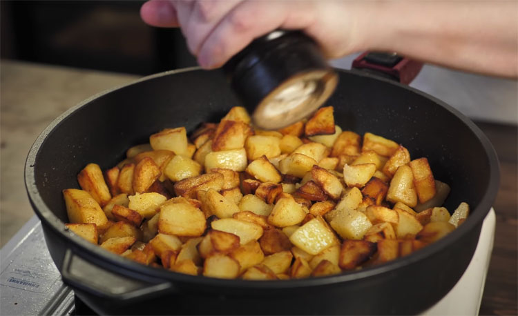Добавили в картошку 100 грамм бекона: мясо больше не требуется