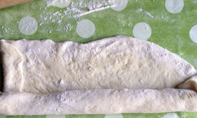 Печем французский багет из обычного теста: хлеб на столе за 40 минут