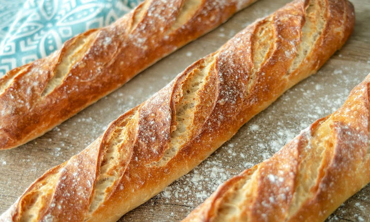 Печем французский багет из обычного теста: хлеб на столе за 40 минут
