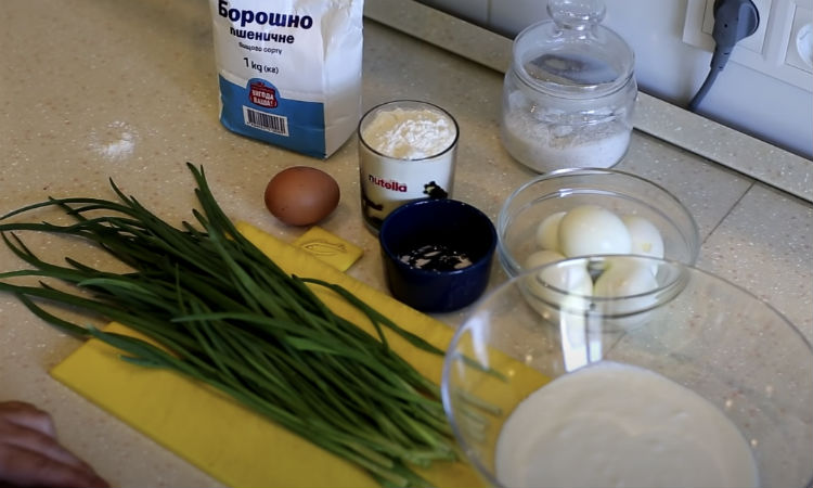 Оладьи с яичной начинкой: жарим как пирожки за 10 минут