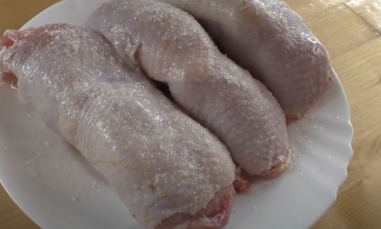 Залили маринадом куриные рулеты: едим вместо надоевшей колбасы
