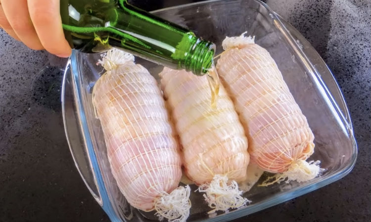 Залили маринадом куриные рулеты: едим вместо надоевшей колбасы