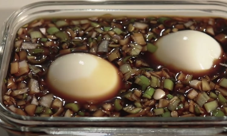 Варим яйцо и заливаем соевым соусом: оставили в маринаде и готово