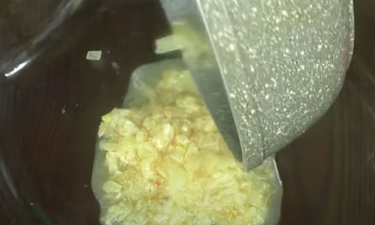 Нанизываем ребрышки на шпажки и готовим с гречкой в одной духовке