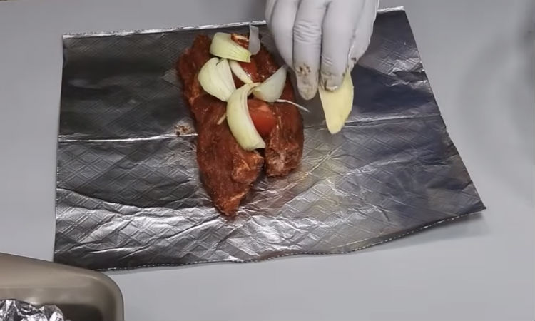 Ребрышки на замену шашлыку: запекли в духовке вместе с картошкой