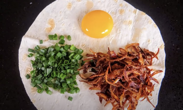 Лаваш, яйцо и жареный лук: вьетнамская пицца за 5 минут