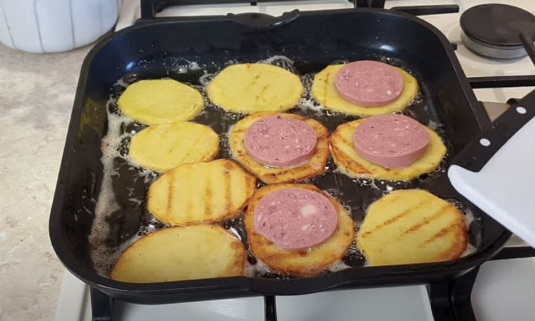 Превращаем картошку в главное блюдо: накрываем колбасой и жарим