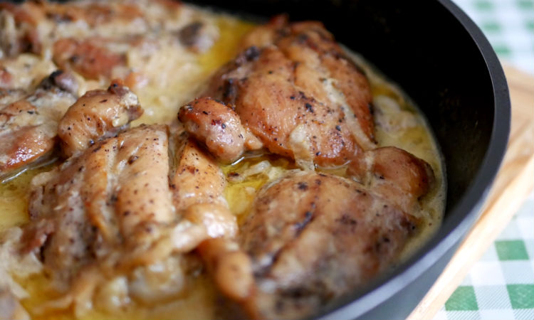 Сочная курица по-кабардински: сначала жарим, а потом тушим в сметане и луком