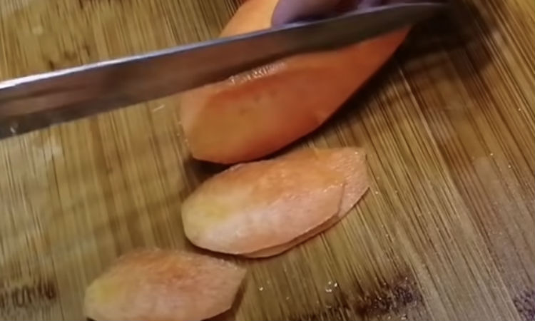Корейская закуска ко всему: режем огурцы и морковь тонкой соломкой
