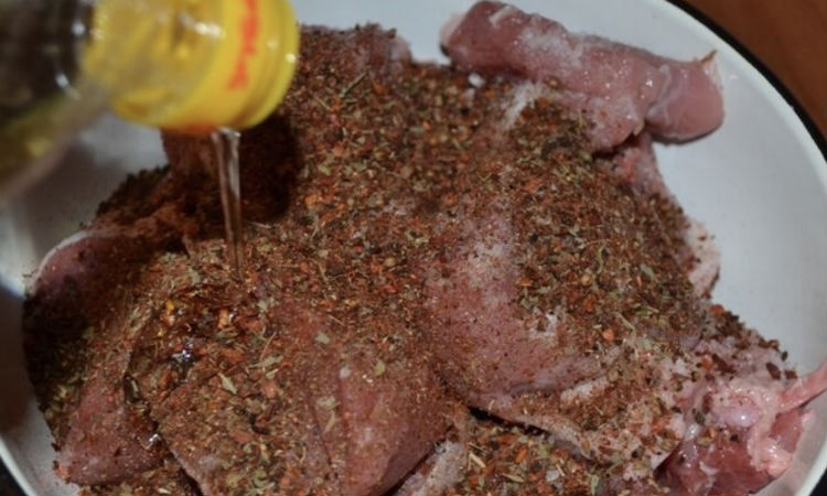 Добавляем в шашлык растительное масло: мясо становится сочнее