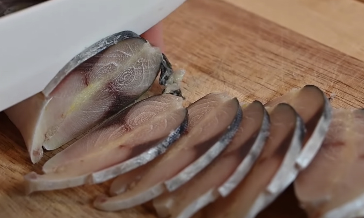Закуска из скумбрии почти как красная рыба: тонко режем, а потом замораживаем