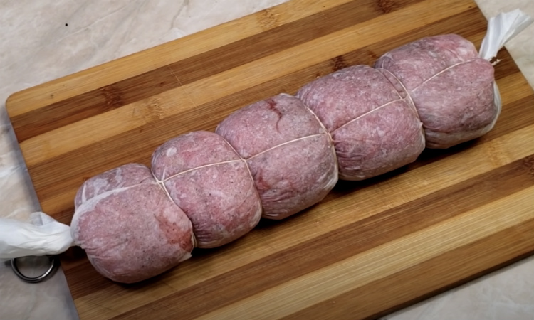 Заворачиваем мясную начинку в бумагу: мясной рулет заменил колбасу
