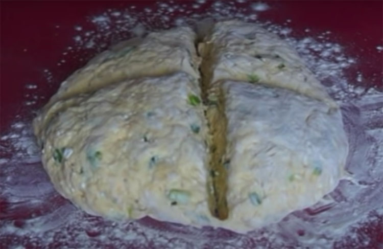 Минутная выпечка на кефире: режем лепешку с сыром кусками и заменяем хлеб