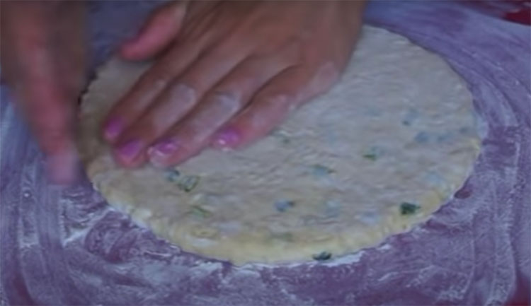 Минутная выпечка на кефире: режем лепешку с сыром кусками и заменяем хлеб