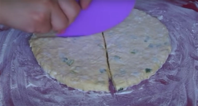 Минутная выпечка на кефире: режем лепешку с сыром кусками и заменяем хлеб