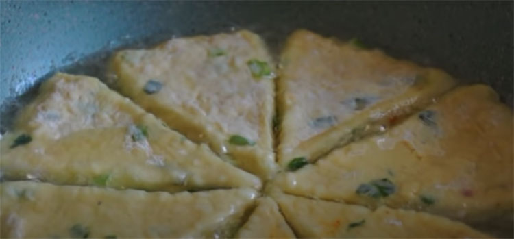 Минутная выпечка на кефире: режем лепешку с сыром кусками и заменяем хлеб