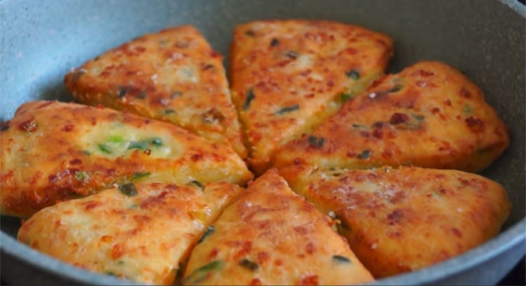 Минутная выпечка на кефире: режем лепешку с сыром кусками и заменяем хлеб