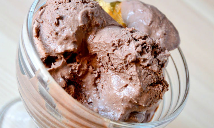 Делаем мороженое за 5 минут: для основы берем сливки и йогурт