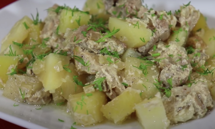 Разложили картошку с мясом по банкам и ставим в духовку: ужин без мытья посуды