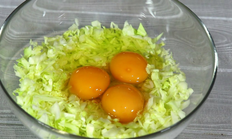 Добавляем яйца в капусту и за 3 минуты делаем пирог без замеса