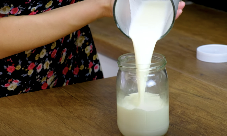 Смешали магазинное молоко и масло: жирные домашние сливки готовы за 10 минут