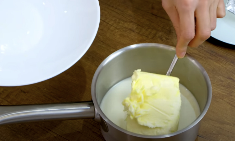 Смешали магазинное молоко и масло: жирные домашние сливки готовы за 10 минут
