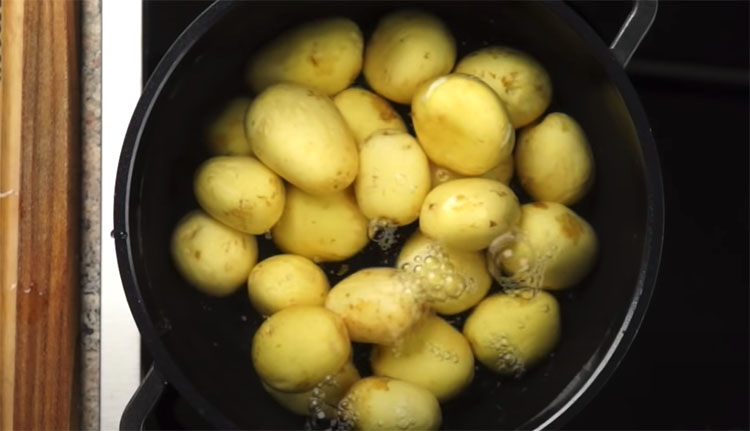 Готовим молодую картошку целиком: получается нежная и хрустящая одновременно