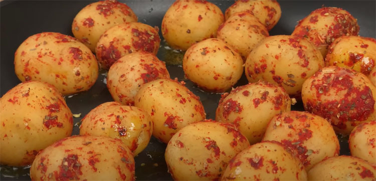 Готовим молодую картошку целиком: получается нежная и хрустящая одновременно