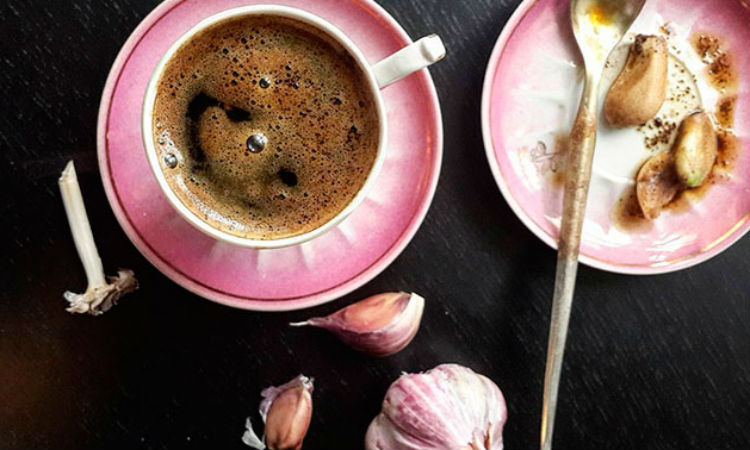 Варим кофе с чесноком и медом: бодрит лучше обычного