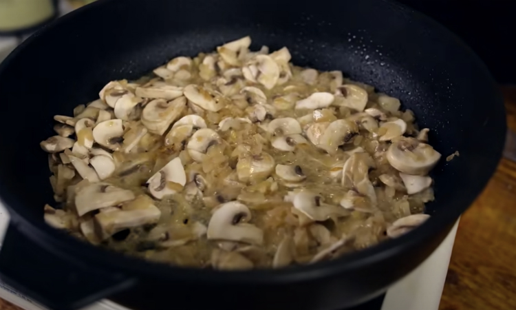 Одна сковородка и 30 минут: курица с грибами на обед и ужин