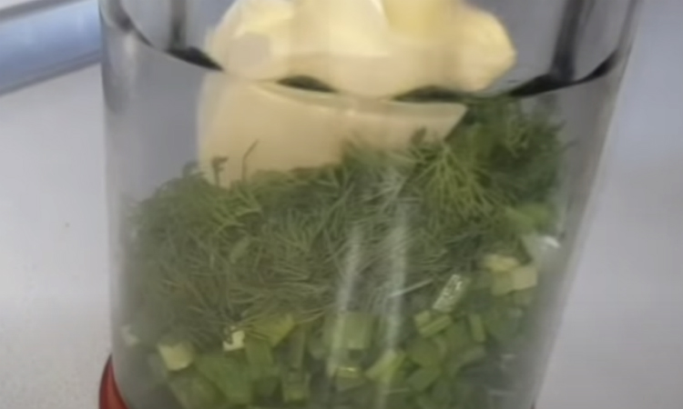 Зеленый лук с грядки на зиму: смешиваем с маслом и замораживаем