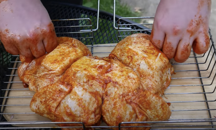 Чесночная курица сочнее шашлыка: маринуем и ставим на мангал