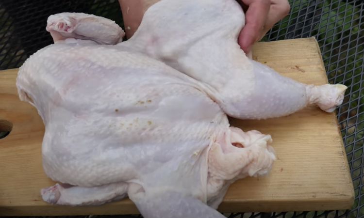 Чесночная курица сочнее шашлыка: маринуем и ставим на мангал