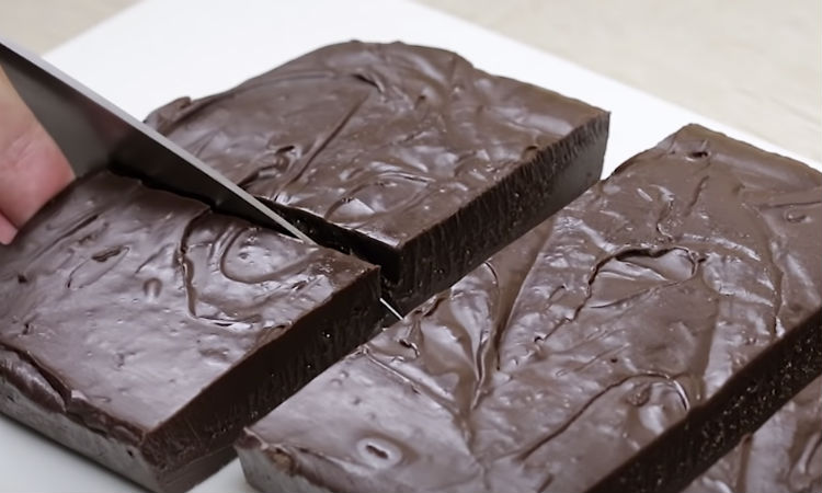 Шоколадный десерт готов без выпечки: крошим шоколад в сгущенку и нагреваем