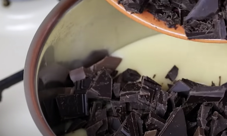 Шоколадный десерт готов без выпечки: крошим шоколад в сгущенку и нагреваем