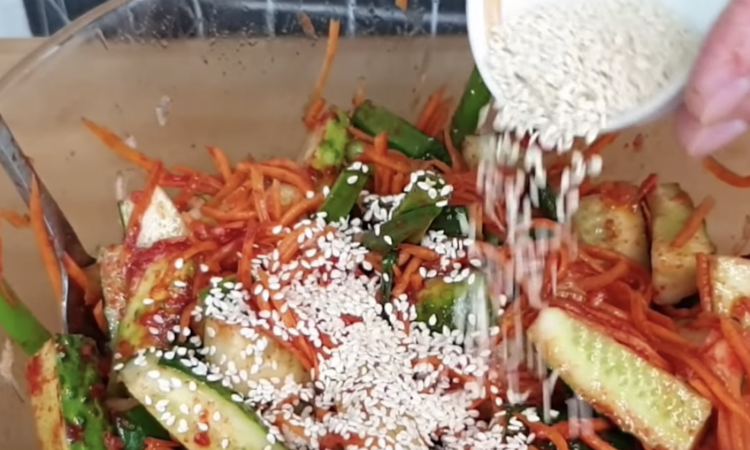Скучные огурцы стали главным салатом на столе: приготовили как морковь по-корейски