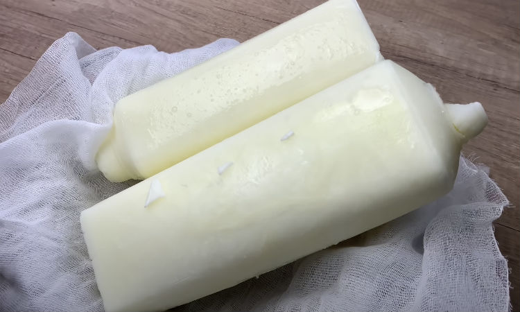 Замораживаем полтора литра кефира и отжимаем: сливочный сыр уже готов
