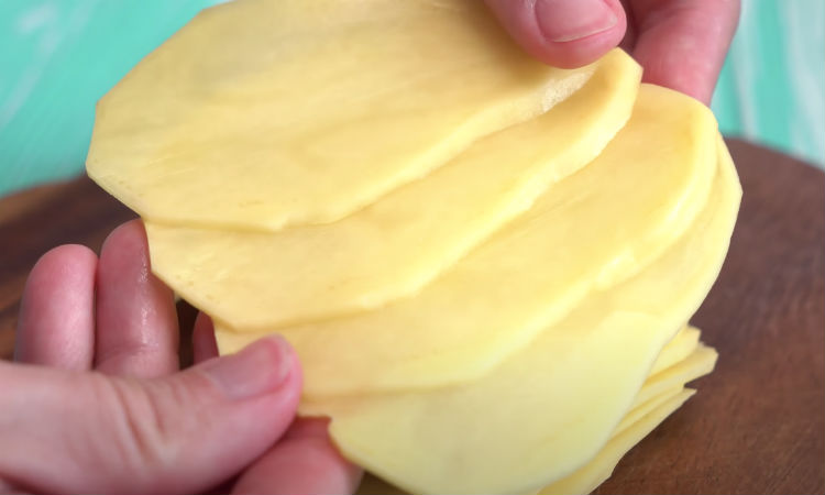 Жарим картошку по-новому: выложили слоями и добавили начинку