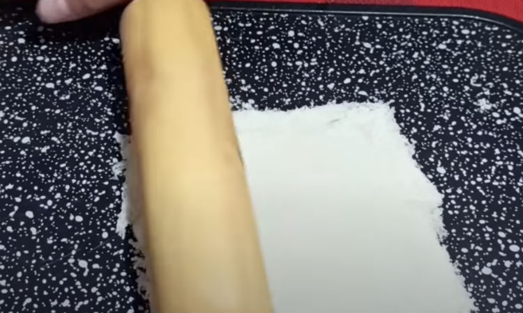 Раскатываем белый хлеб и превращаем в пирожки: легче не придумать