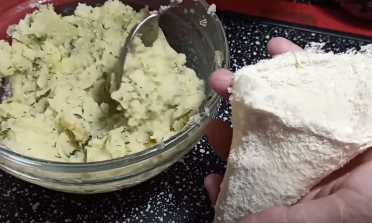 Раскатываем белый хлеб и превращаем в пирожки: легче не придумать