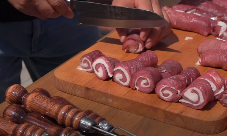 Мясные роллы на мангале: прокладываем мясо с салом и на шампур