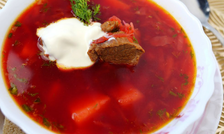 Варим самый красный борщ: добавляем острый томатный соус