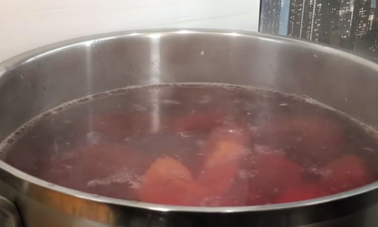 Варим самый красный борщ: добавляем острый томатный соус
