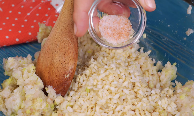 Готовим минтай как фрикадельки: залили молоком и добавляем рис