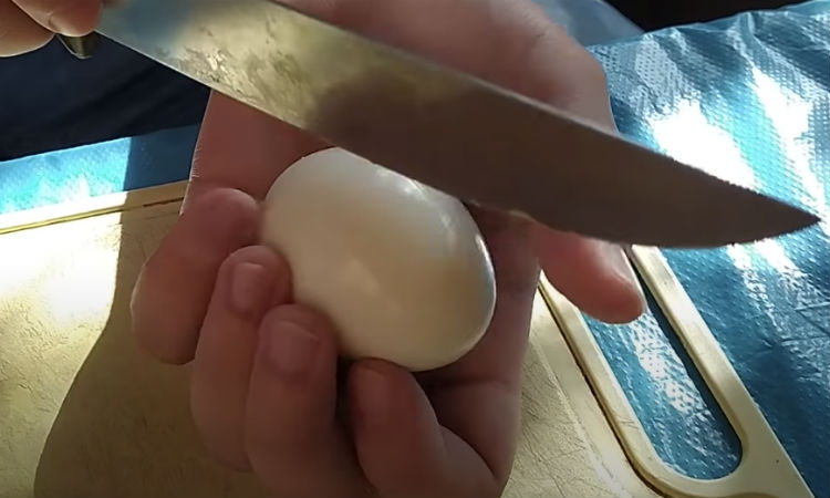Яйца в казане на костре: жарим закуску в масле