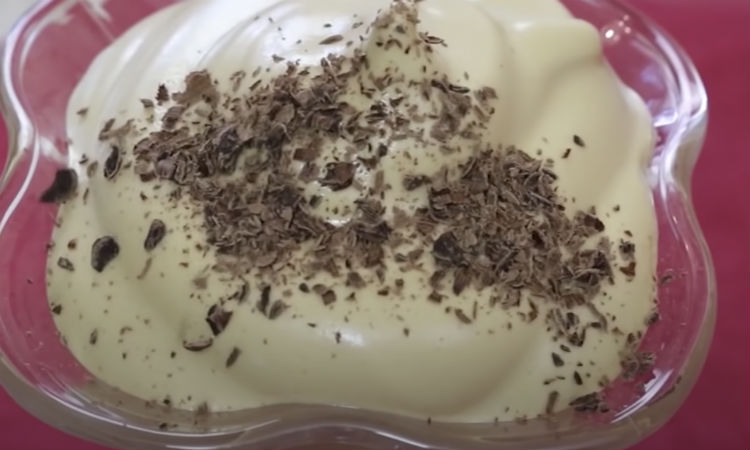 Кофейный десерт вкуснее мороженого: добавляем в воду ложку растворимого кофе и взбиваем до пены