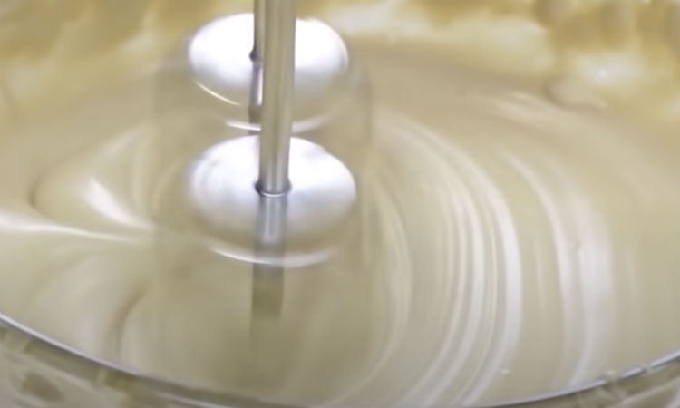 Кофейный десерт вкуснее мороженого: добавляем в воду ложку растворимого кофе и взбиваем до пены