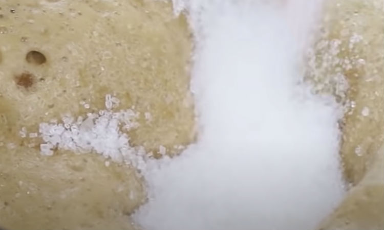 Кофейный десерт вкуснее мороженого: добавляем в воду ложку растворимого кофе и взбиваем до пены