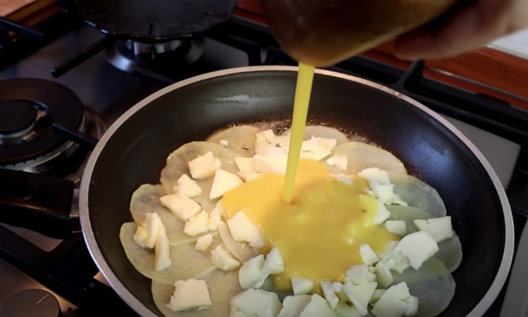 Разложили картофелину кругами на сковородке, а сверху разбиваем яйцо
